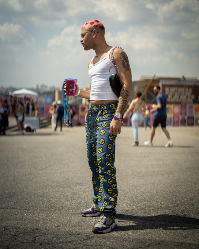 Look com calça estampada e regata branca Lollapalooza 2023