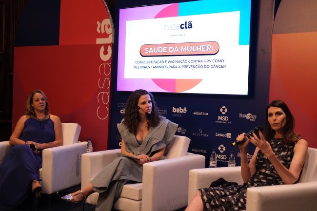 Vacina da HPV é indicada para meninas e meninos Três mulheres sentadas debatem sobre importância da vacinação contra HPV