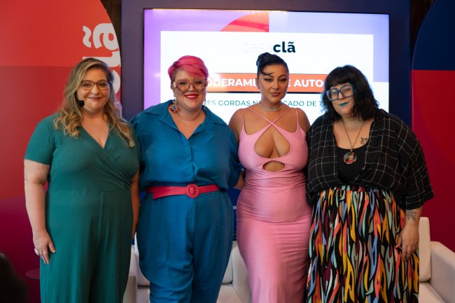 Alessandra Balles, Gabi Menezes, Letticia muniz e Mabê Bonafé Quatro mulheres pousam para foto em painel de conversa