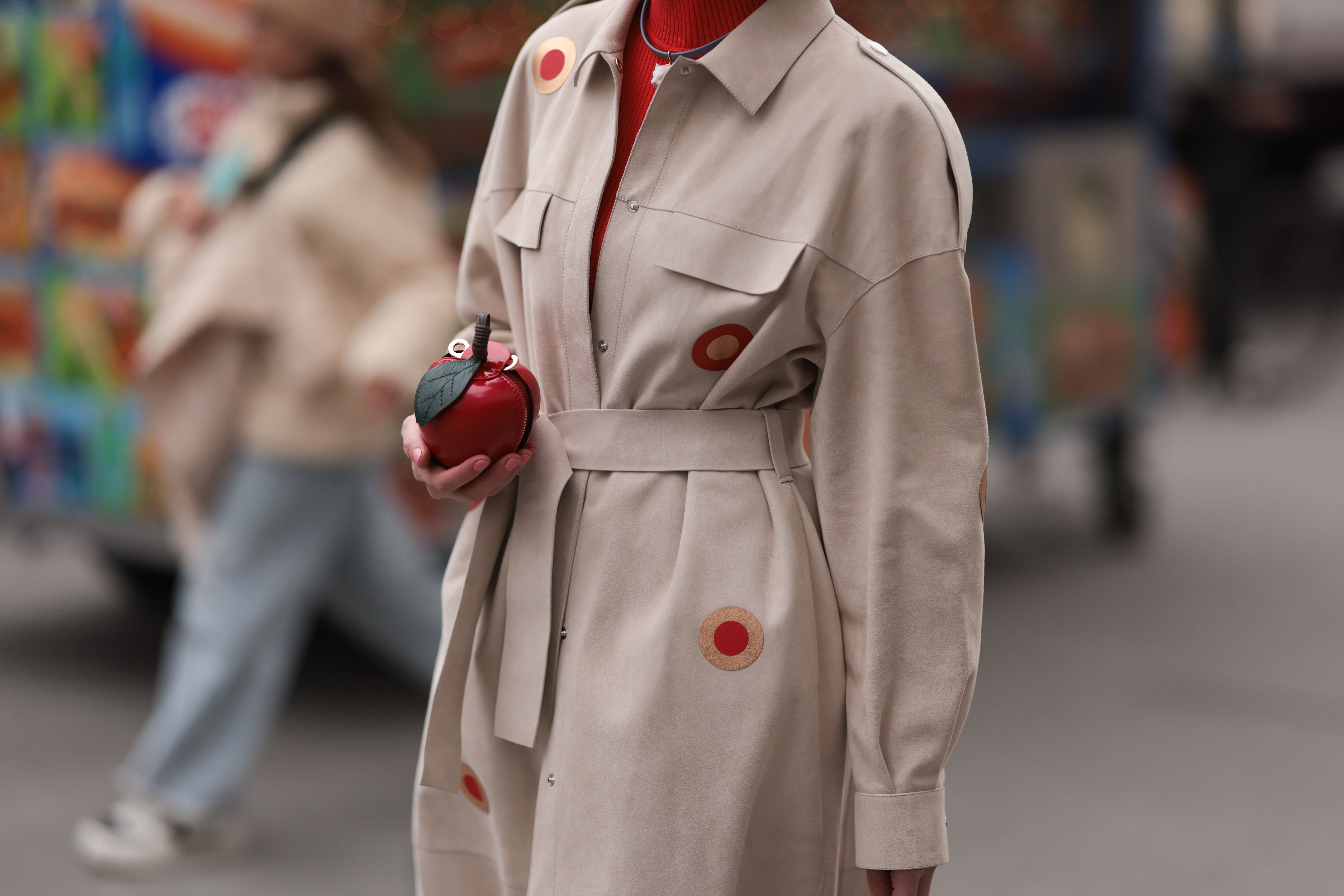 Street Style – February 2023 – New York Fashion Week Marina Ingvarsson usando bolsa de maçã vermelha do lado de fora do desfile da Jason Wu na semana de moda de Nova York