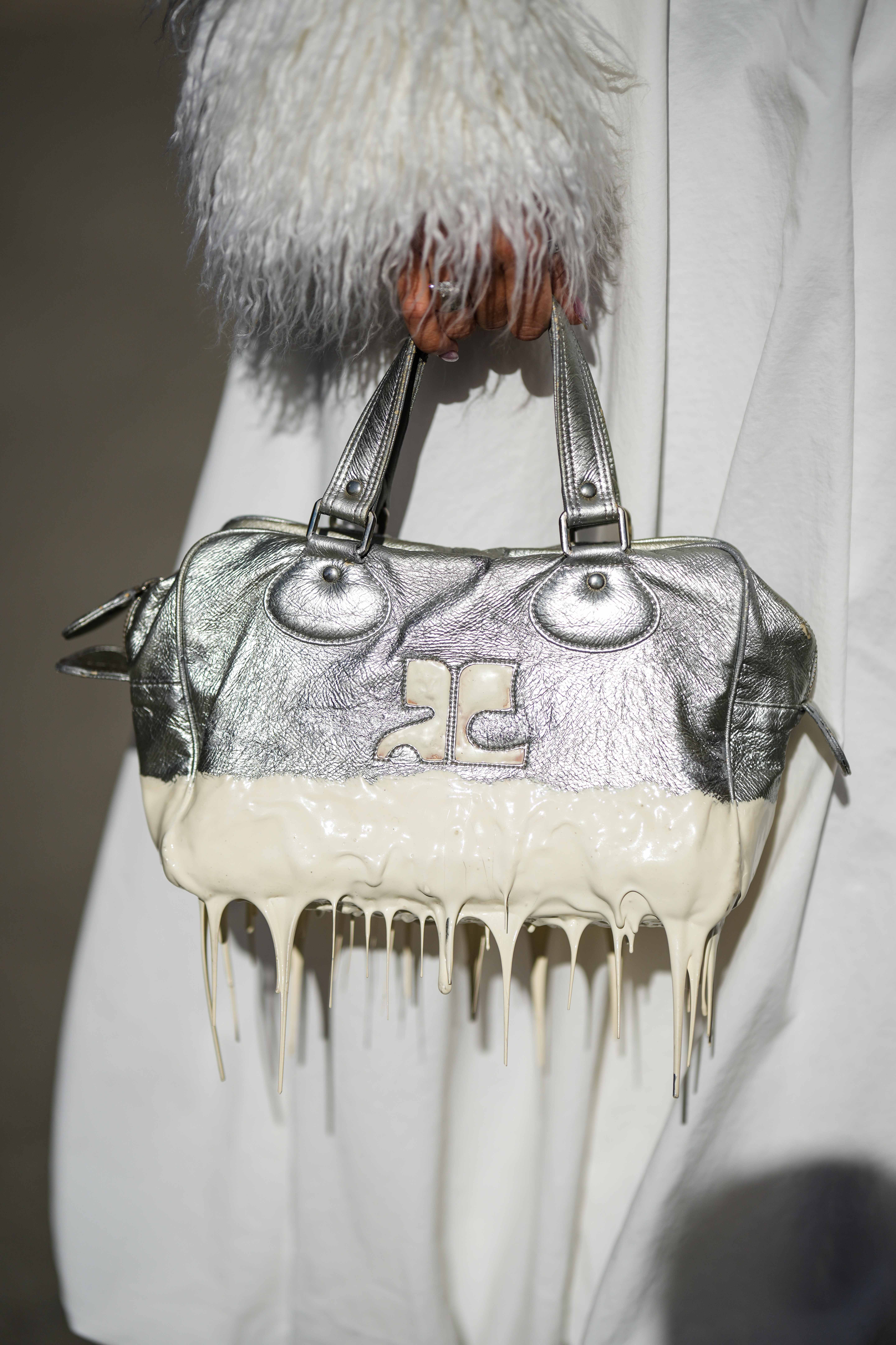 Street Style – February 2023 – New York Fashion Week Bolsa com efeito
