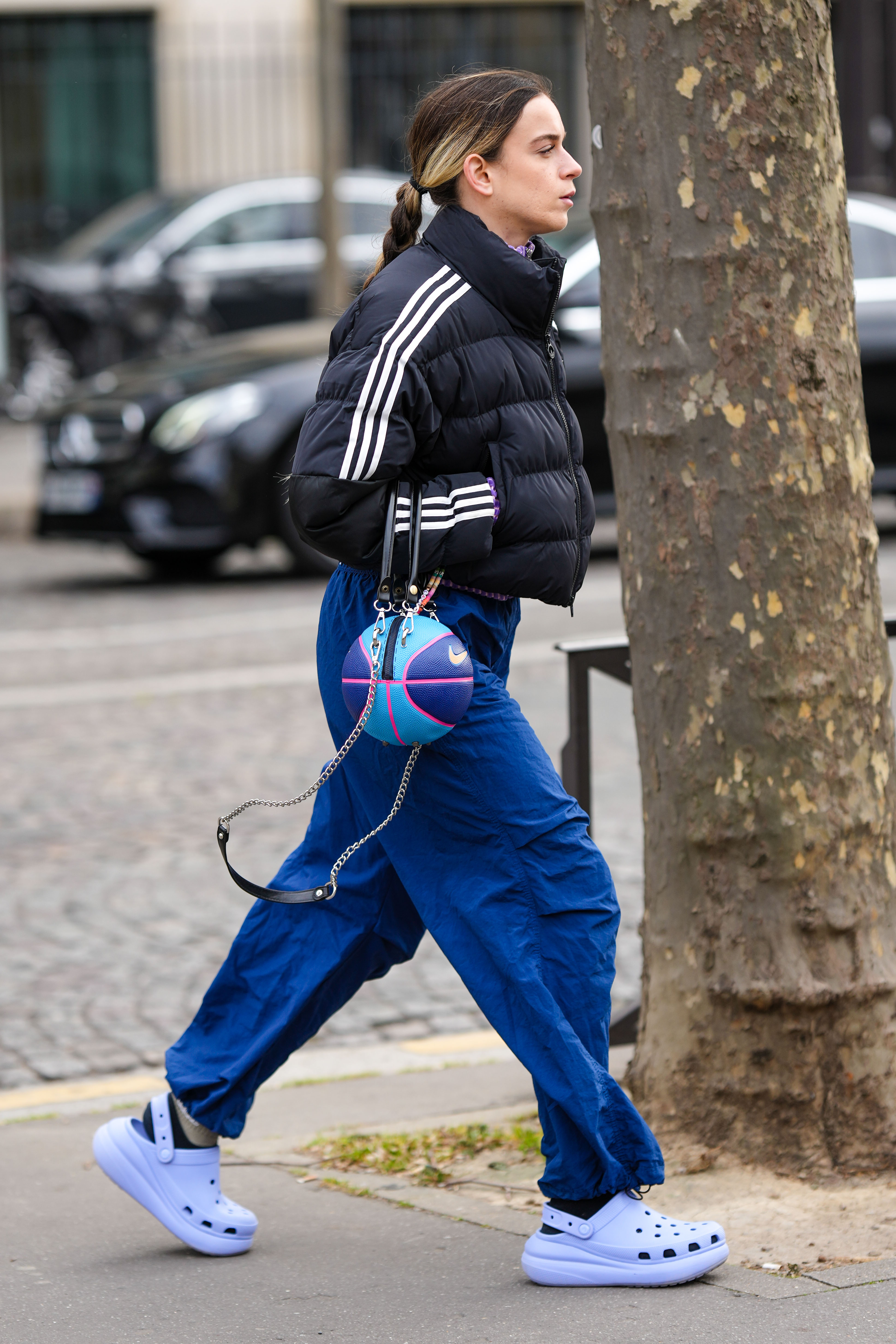 Street Style – Paris Fashion Week – Womenswear Fall Winter 2023 2024 : Day Nine Bolsa em formato de bola de basquete na semana de moda de Paris