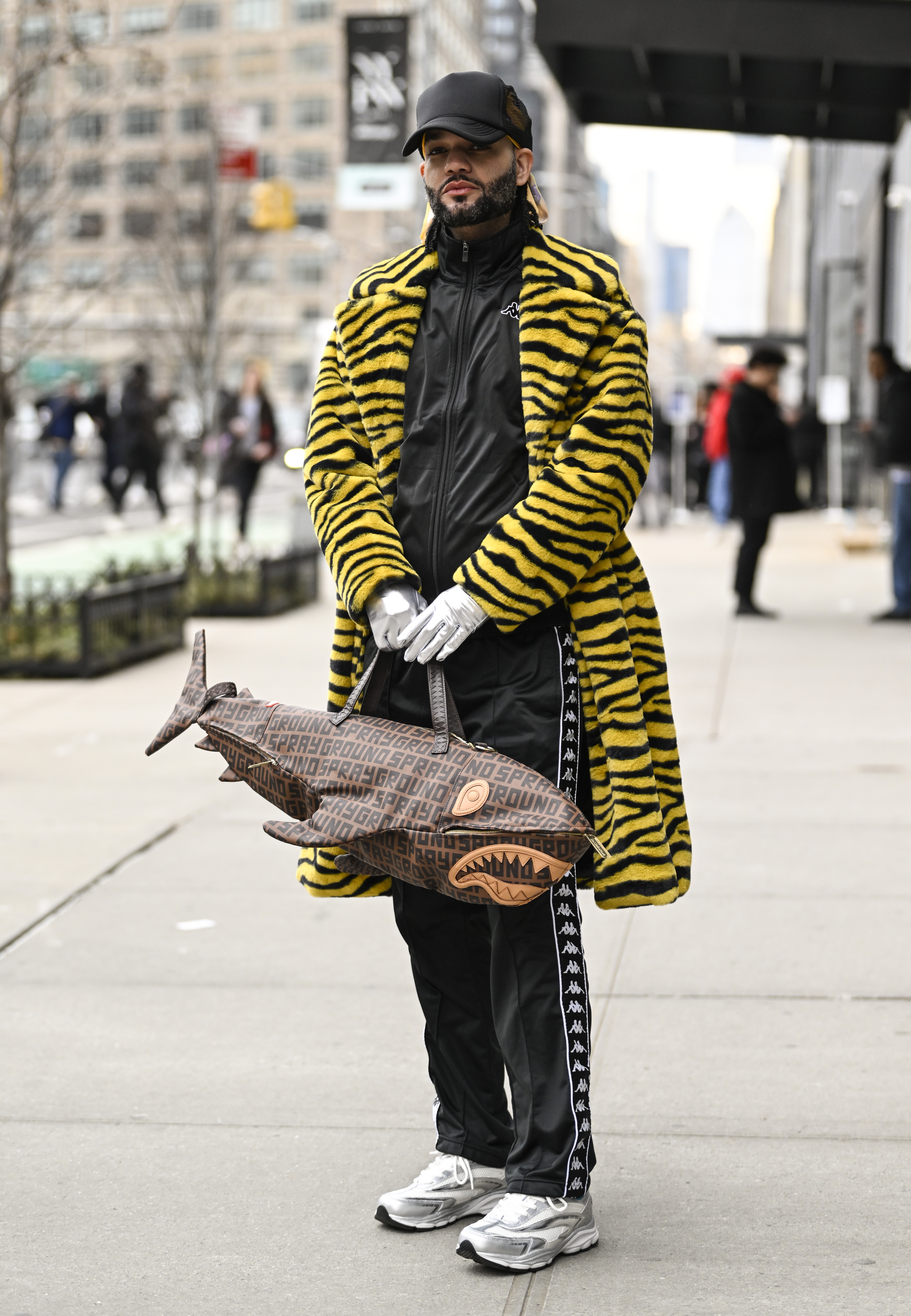Street Style – February 2023 – New York Fashion Week Jason Christopher Peters usando bolsa em formato de tubarão na semana de moda de Nova York
