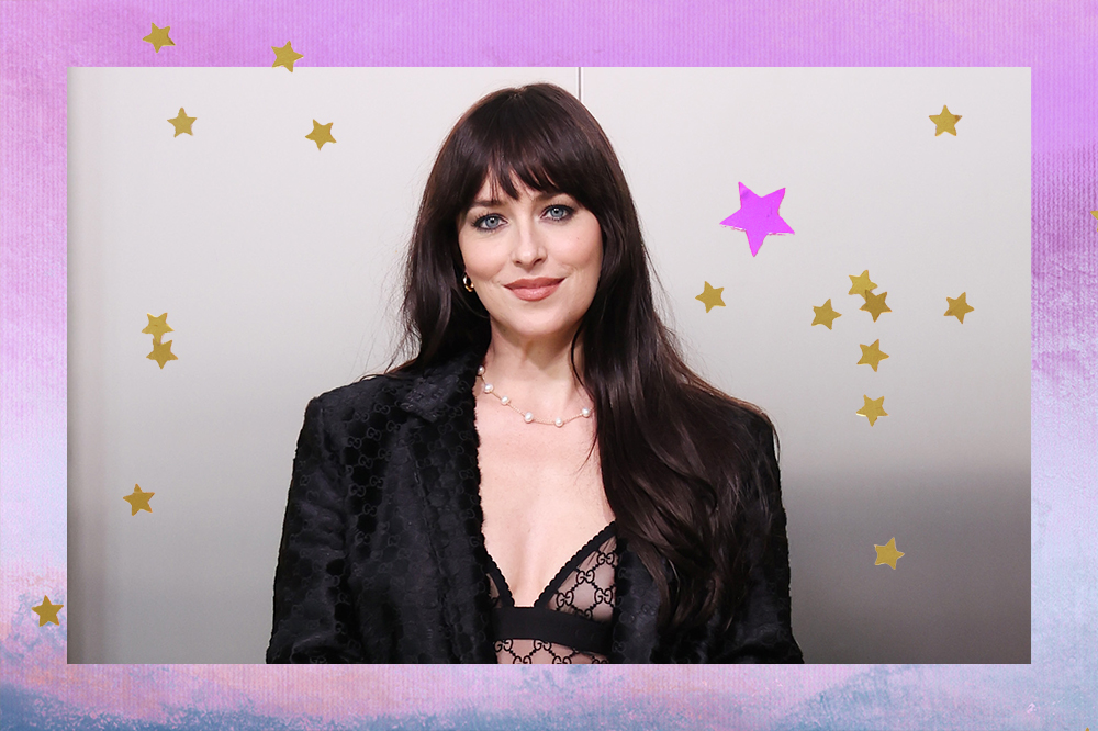 Dakota Johnson no desfile de outono-inverno 2023-24 da Gucci na semana de moda de Milão usando look todo preto. Montagem em fundo degradê lilás e azul com estrelinhas douradas