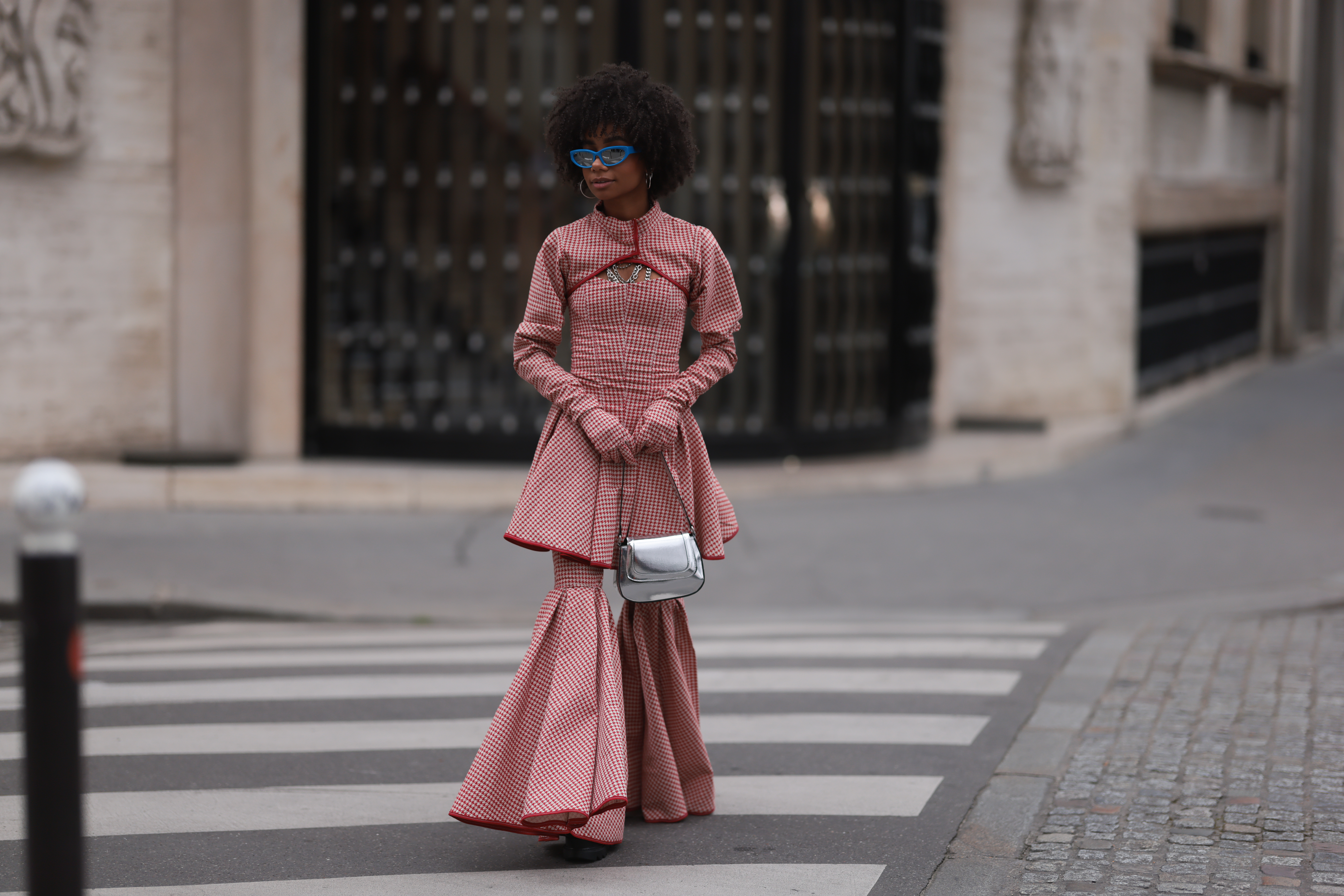 Street Style – Paris Fashion Week – Womenswear Fall Winter 2023 2024 : Day Six Look do street style da semana de moda de Paris com bolsa prata metalizada