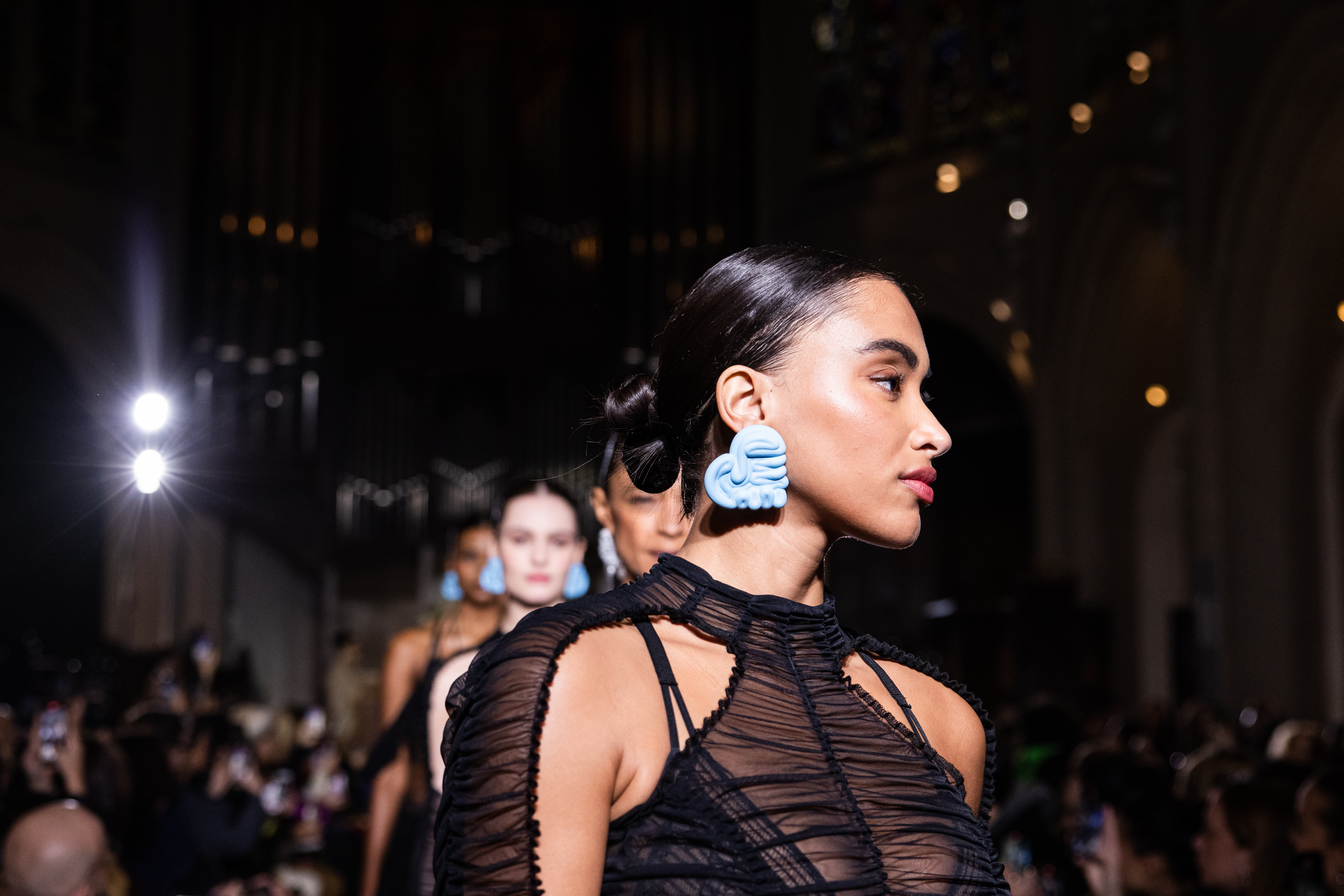 Ester Manas : Runway – Paris Fashion Week – Womenswear Fall Winter 2023-2024 Coque sleek no Desfile de outono-inverno 2023-24 da Ester Manas na semana de moda de Paris