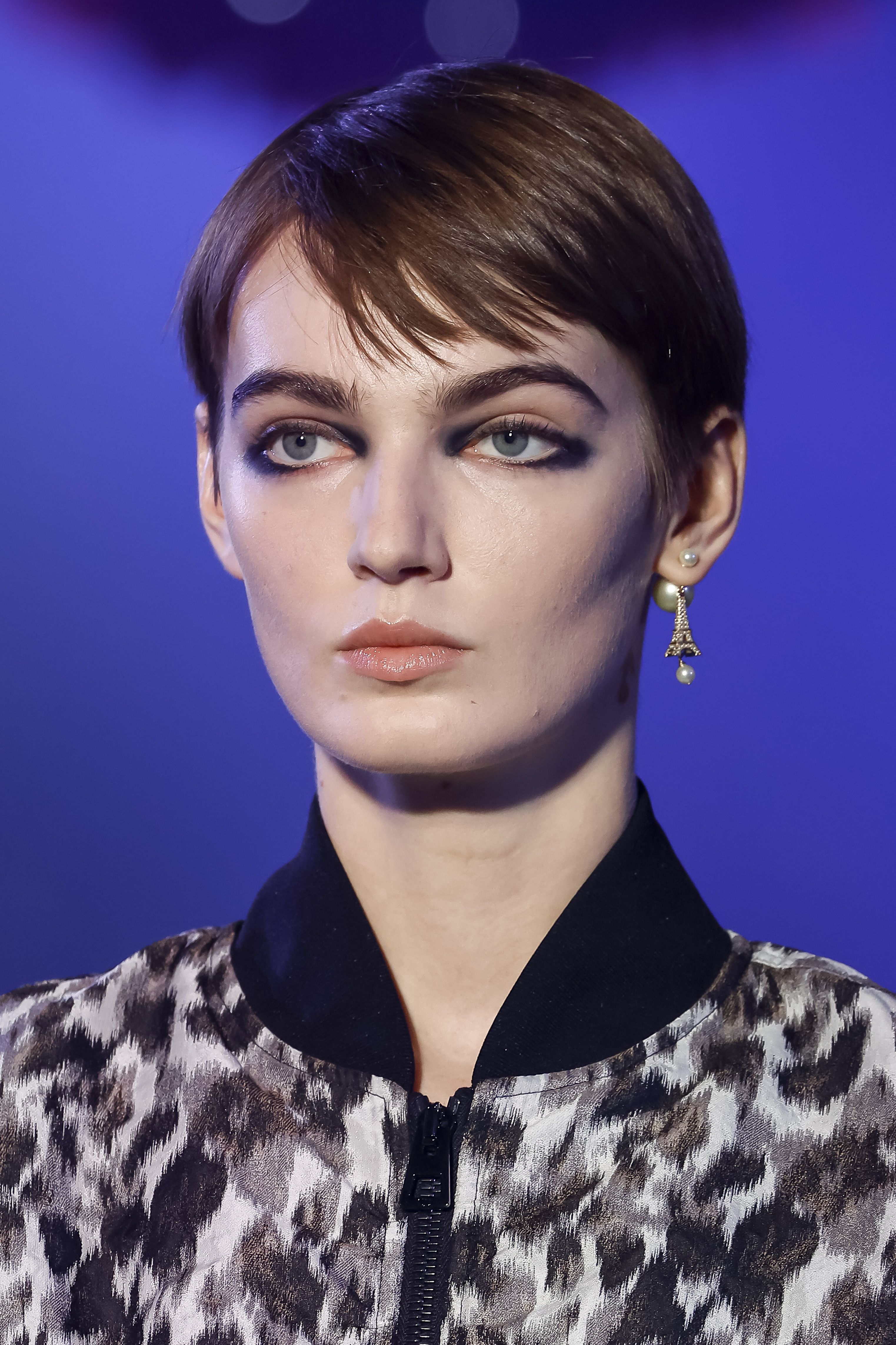 Christian Dior : Runway Details – Paris Fashion Week – Womenswear Fall Winter 2023-2024 Modelo usando olho preto esfumado em Desfile de outono-inverno 2023-24 da Dior na semana de moda de Paris