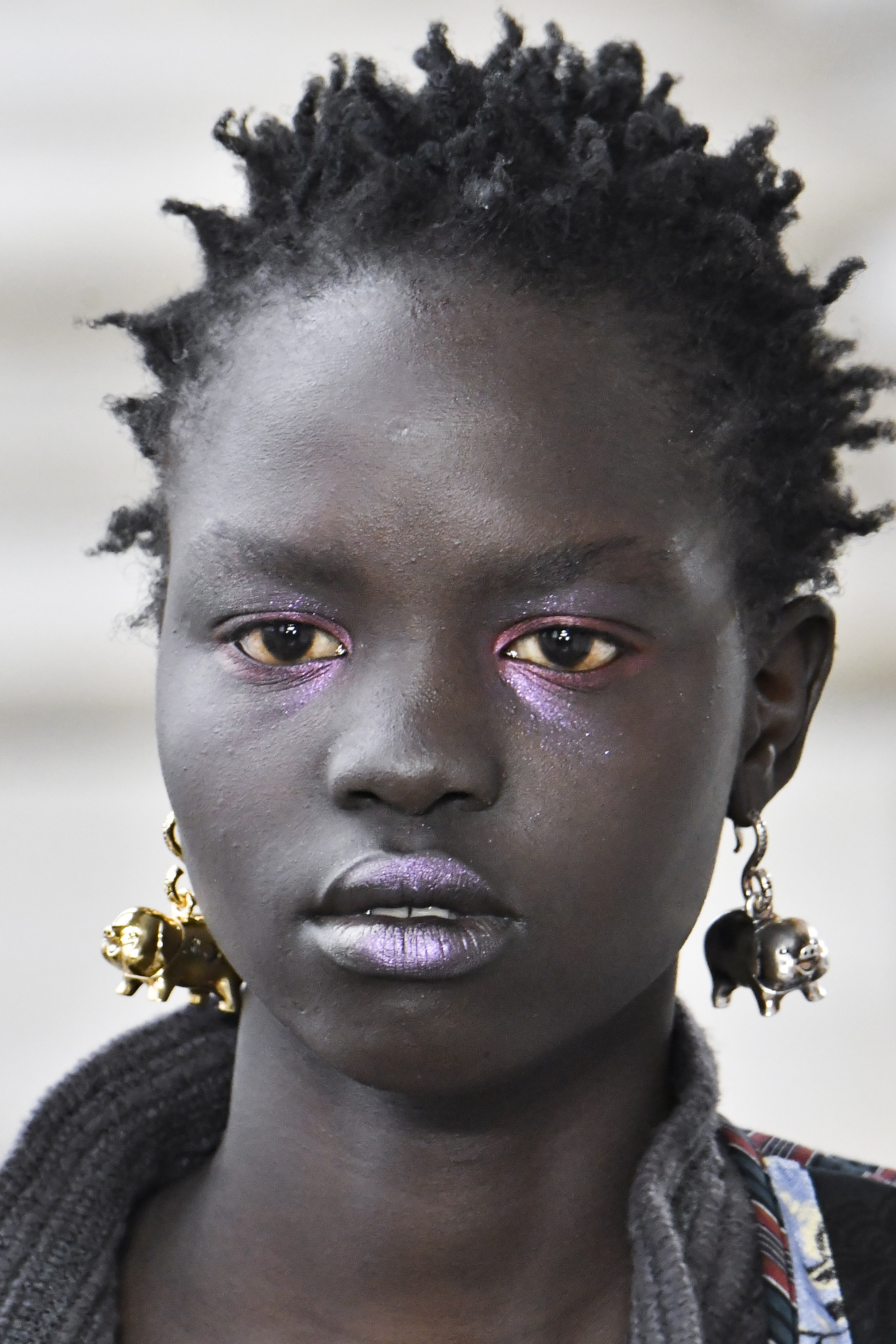 Vivienne Westwood – Runway – Fall/Winter 2023-2024 Paris Fashion Week Maquiagem roxa e rosa metalizada em Desfile de outono-inverno 2023-24 da Vivienne Westwood na semana de moda de Paris