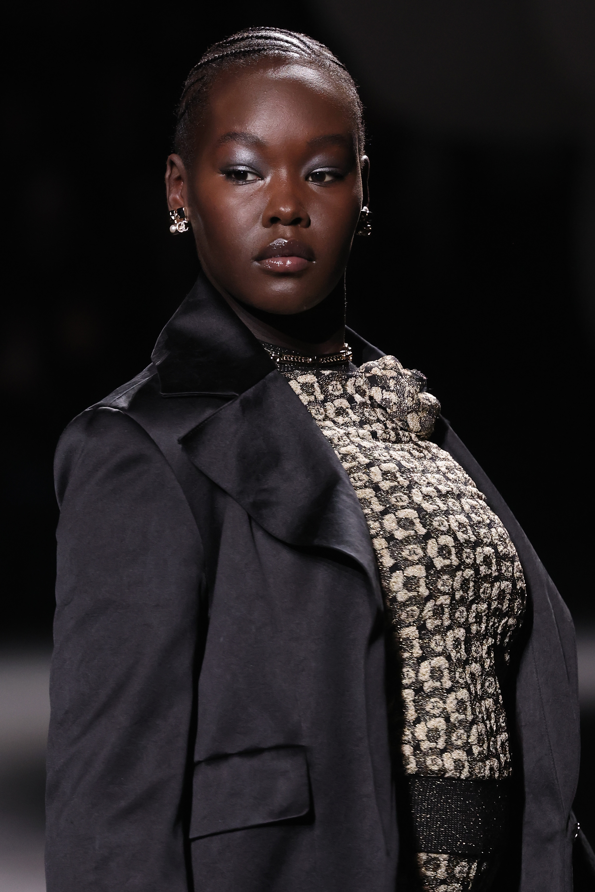 Chanel : Runway – Paris Fashion Week – Womenswear Fall Winter 2023-2024 Modelo usando sombra prateada em Desfile de outono-inverno 2023-24 da Chanel na semana de moda de Paris