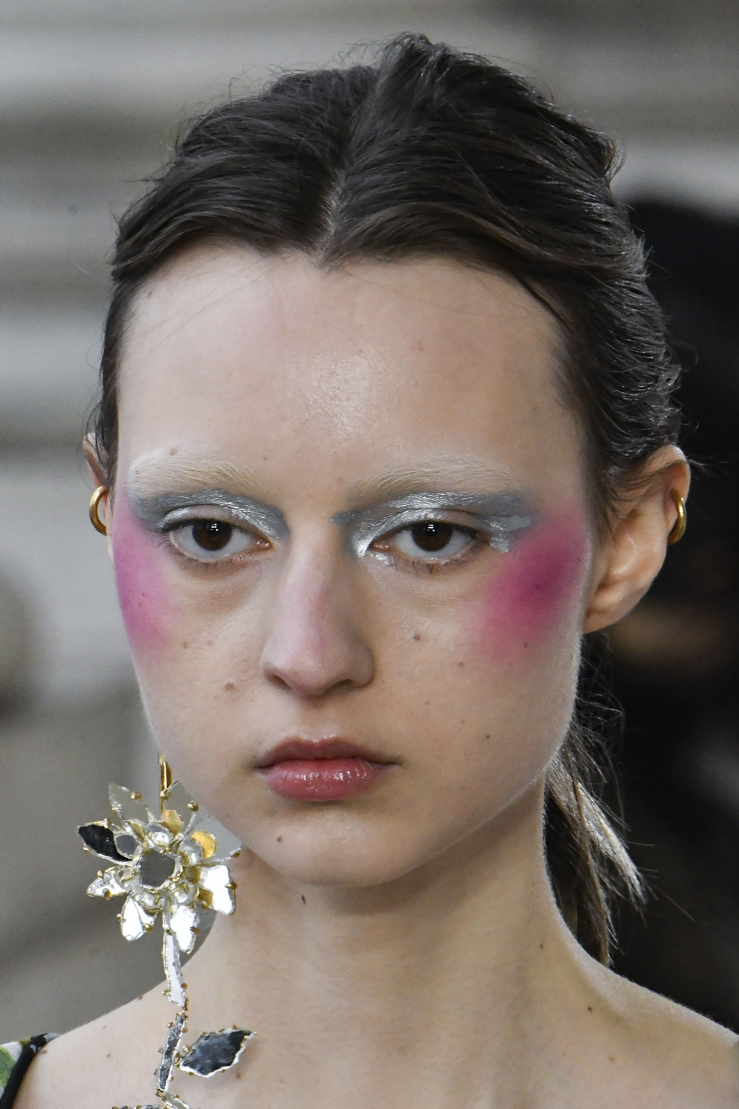 Vivienne Westwood – Runway – Fall/Winter 2023-2024 Paris Fashion Week Modelo usando sombra metalizada, sobrancelhas descoloridas e blush rosa marcado no Desfile de outono-inverno 2023-24 da Vivienne Westwood na semana de moda de Paris