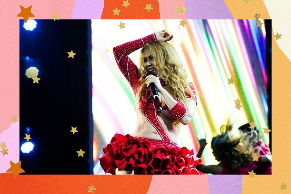 Montagem com fundo colorido e detalhe de estrelas coloridas com uma foto da Joelma no centro.