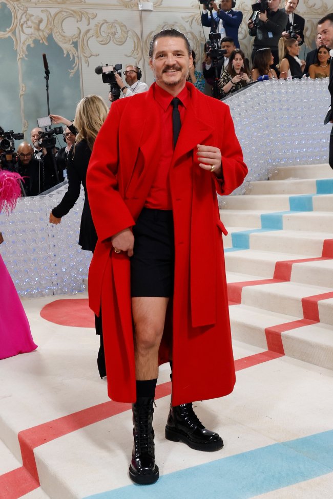 The 2023 Met Gala Celebrating “Karl Lagerfeld: A Line Of Beauty” – Arrivals Pessoa usa sobretudo vermelho e bermuda preto