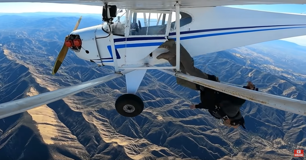 Na imagem, aparece o momento que o youtuber salta de paraquedas do avião que supostamente está caindo.