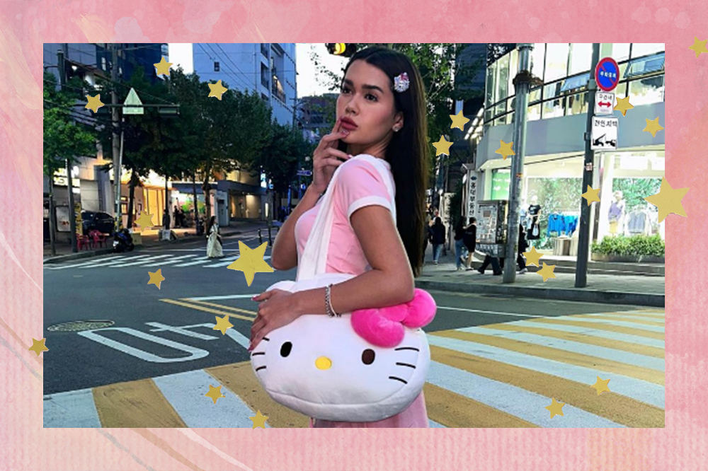 Franciny Ehlke usando bolsa da Hello Kitty. Montagem em fundo rosa com estrelinhas douradas