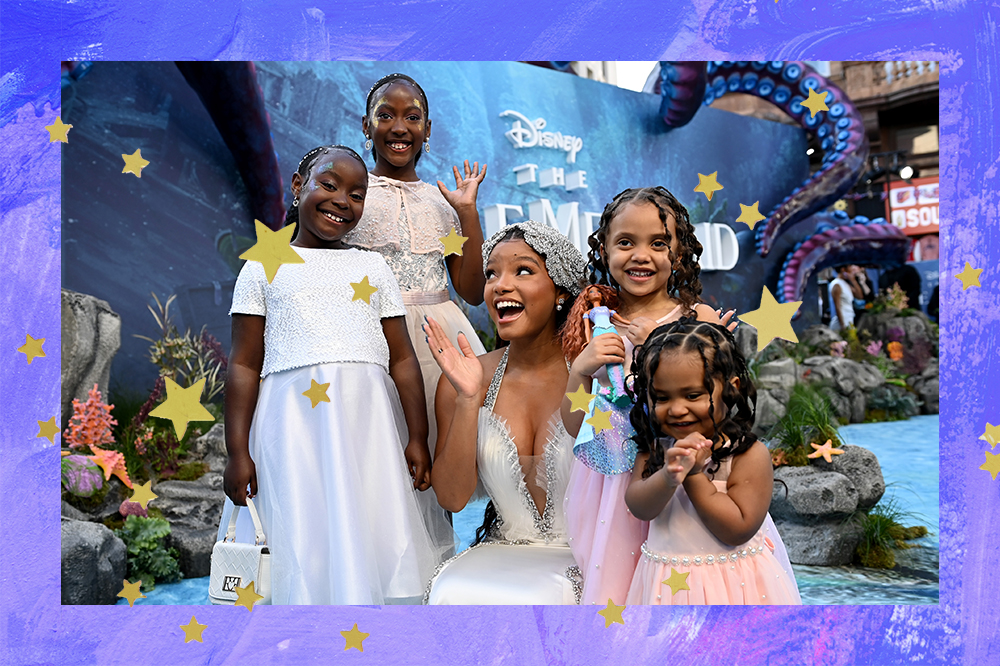 Halle Bailey e fãs na première de A Pequena Sereia em Londres. Montagem tem fundo azul com estrelinhas douradas