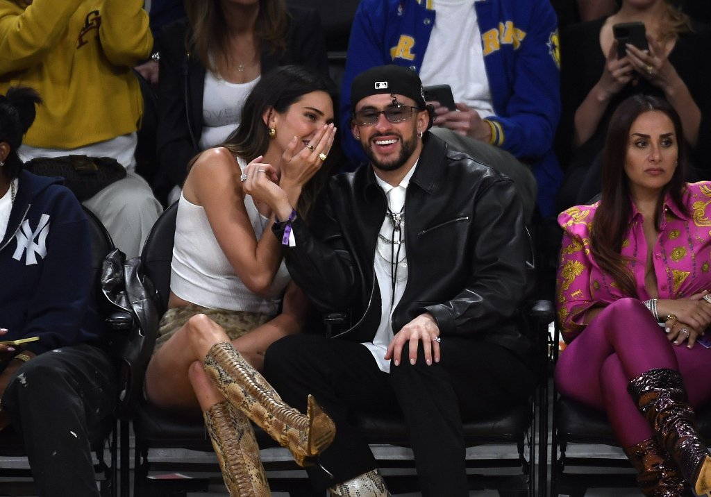 Yung Taco, Renell Medrano, Kendall Jenner e Bad Bunny em jogo de basquete em maio de 2023