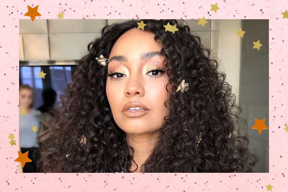 Uma selfie de Leigh-Anne Pinnock e um fundo rosa com estrelas douradas.