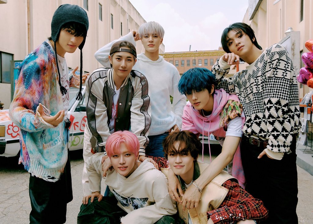 Integrantes do NCT Dream reunidos e posando para foto em uma rua durante o dia