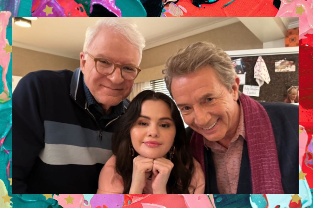 Foto de Selena Gomez, Steve Martin e Martin Short. Fundo com tons de laranja, rosa, lilás e verde.