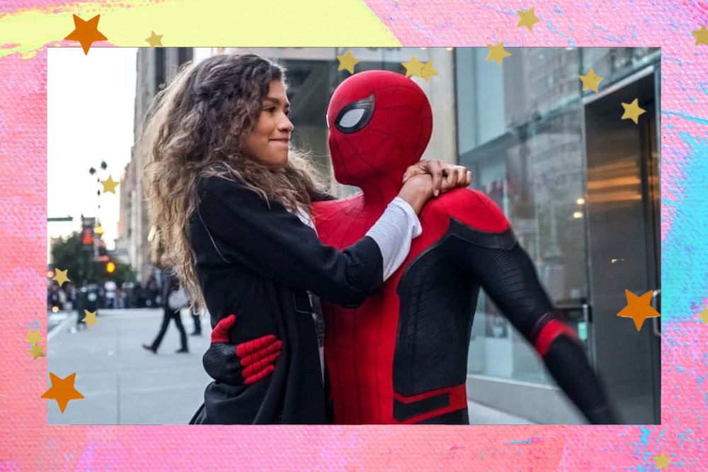 Zendaya e Tom Holland em Homem Aranha. Fundo rosa com enfeites azuis e amarelos e estrelas douradas