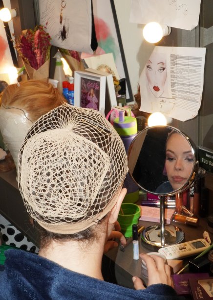 Fabi Bang (Glinda) nos bastidores de Wicked Fabi Bang (Glinda) nos bastidores de Wicked