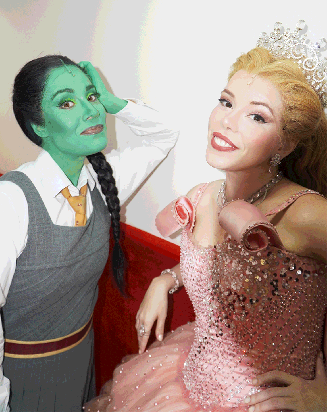 editorial-capricho-wicked-myra-ruiz-fabi-bang- Myra Ruiz (Elphaba) e Fabi Bang (Glinda) nos bastidores de Wicked