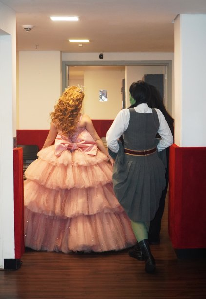Fabi Bang (Glinda) e Myra Ruiz (Elphaba) nos bastidores de Wicked Fabi Bang (Glinda) e Myra Ruiz (Elphaba) nos bastidores de Wicked