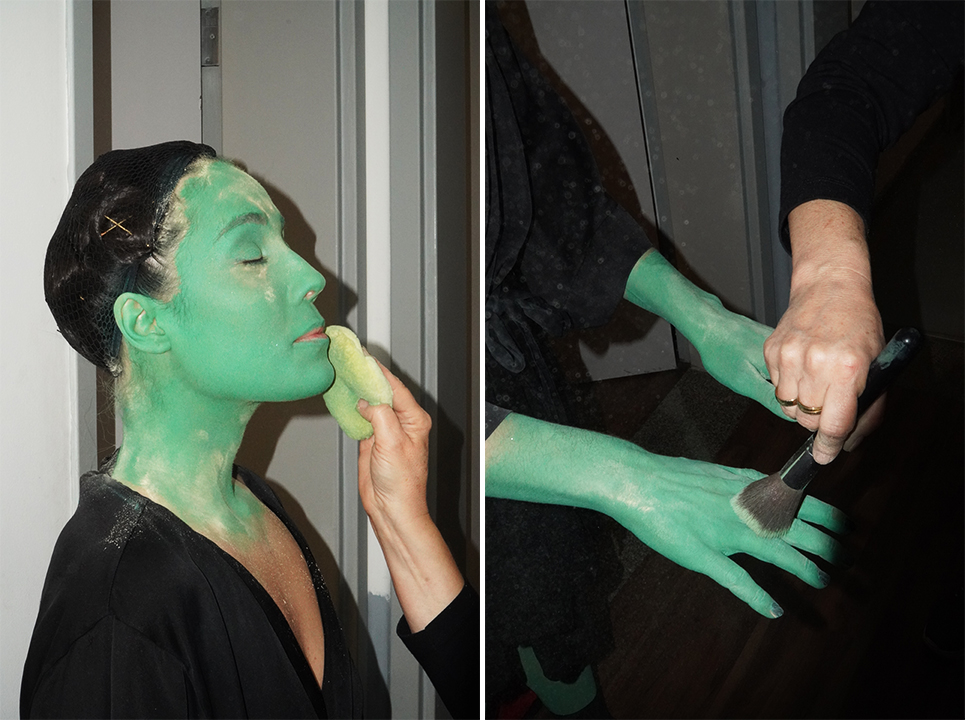 Myra Ruiz como Elphaba nos bastidores de Wicked