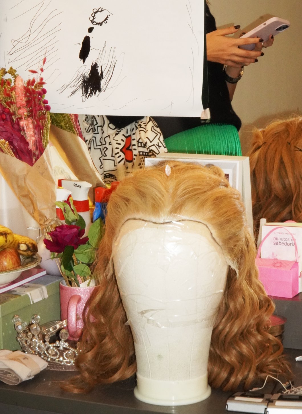 Peruca da Glinda nos bastidores de Wicked Peruca da Glinda nos bastidores de Wicked