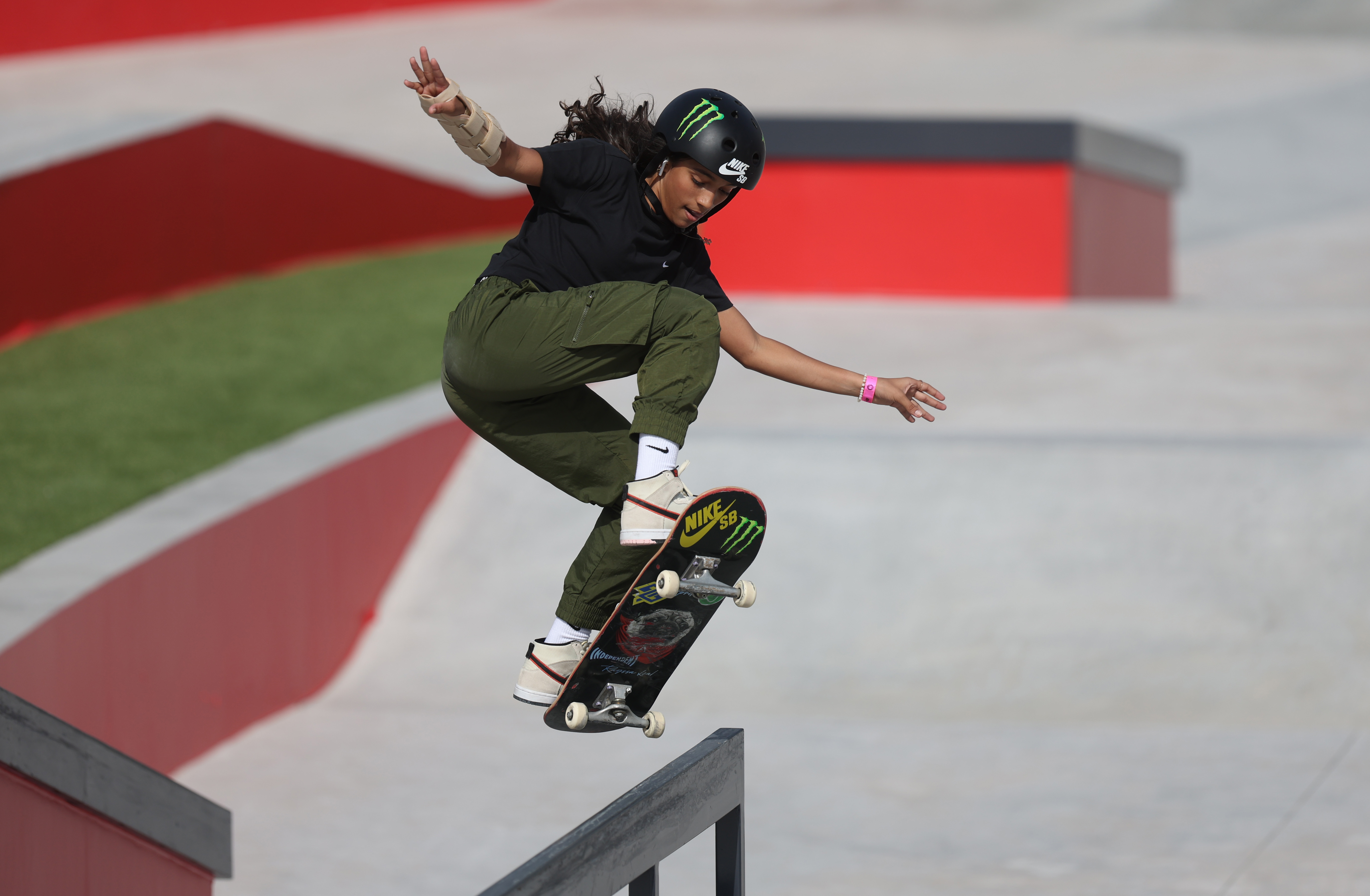 Rayssa Leal em campeonato mundial de skate street em Sharjah, nos Emirados Árabes Unidos, em fevereiro de 2023