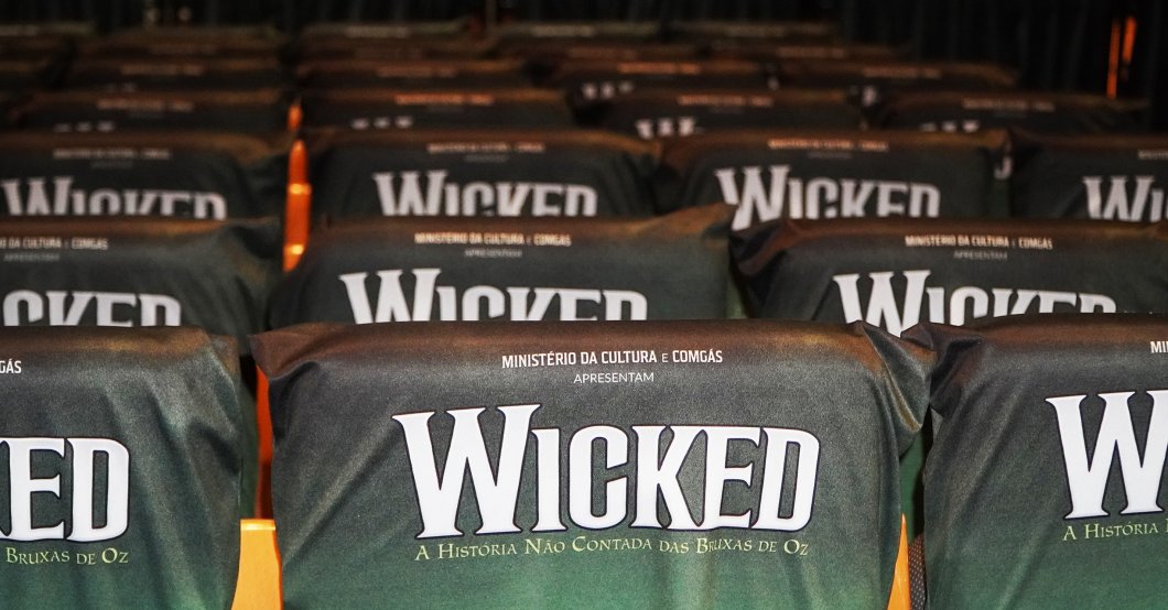 Cadeiras do musical Wicked Cadeiras do musical Wicked