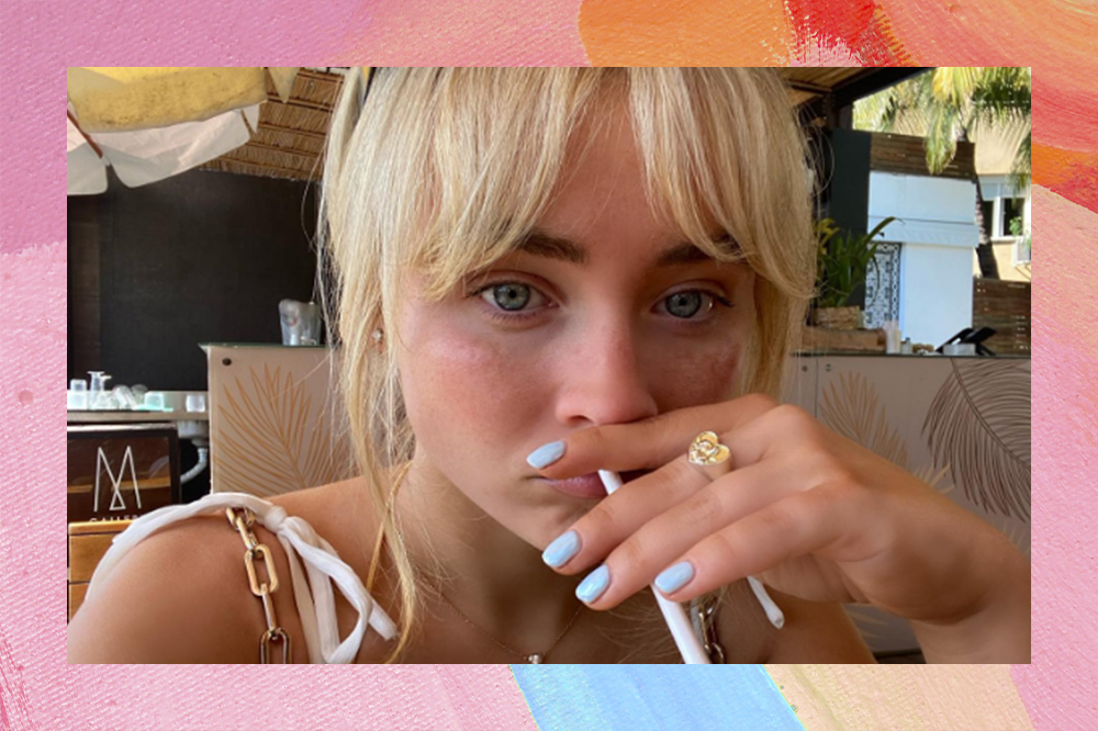 Sabrina Carpenter com 'blueberry milk nails'. Montagem em fundo rosa, laranja e azul