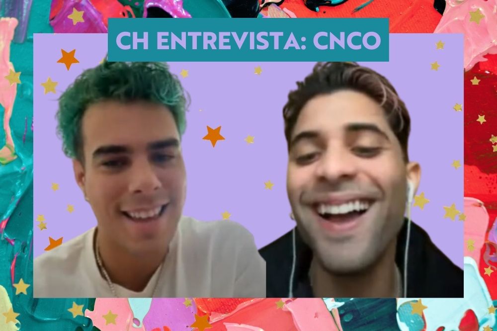 Colagem com dois dos integrantes da banda CNCO sorrindo em um fundo roxo com estrelas amarelas e laranjas; a margem é uma textura de tintas nas cores lilás, azul, roxo, rosa, verde e vermelho; estrelas amarelas e laranjas decoram a imagem