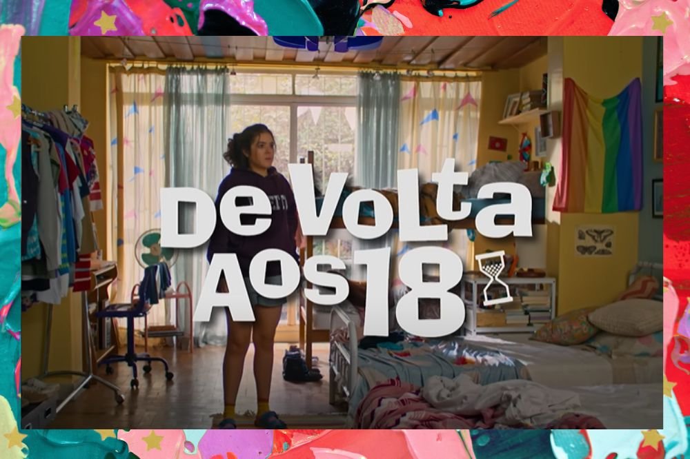 Imagem de divulgação do anúncio da 3ª temporada de De Volta aos 15 com o texto alterado para "De Volta aos 18" em uma cena de Maisa com expressão confusa em um quarto compartilhado; ela uma um moletom roxo do curso de Direito; a margem é uma textura de tintas nas cores lilás, azul, roxo, vermelho, rosa, verde e preto