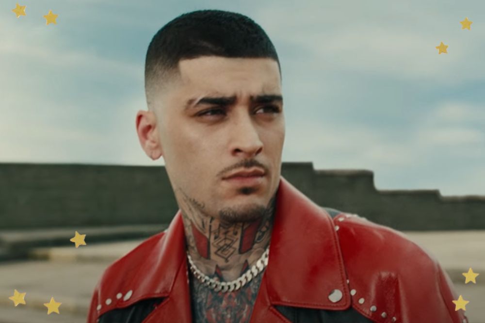 Zayn com expressão séria usando uma jaqueta vermelha e corrente no clipe de Love Like This; estrelas amarelas decoram a imagem