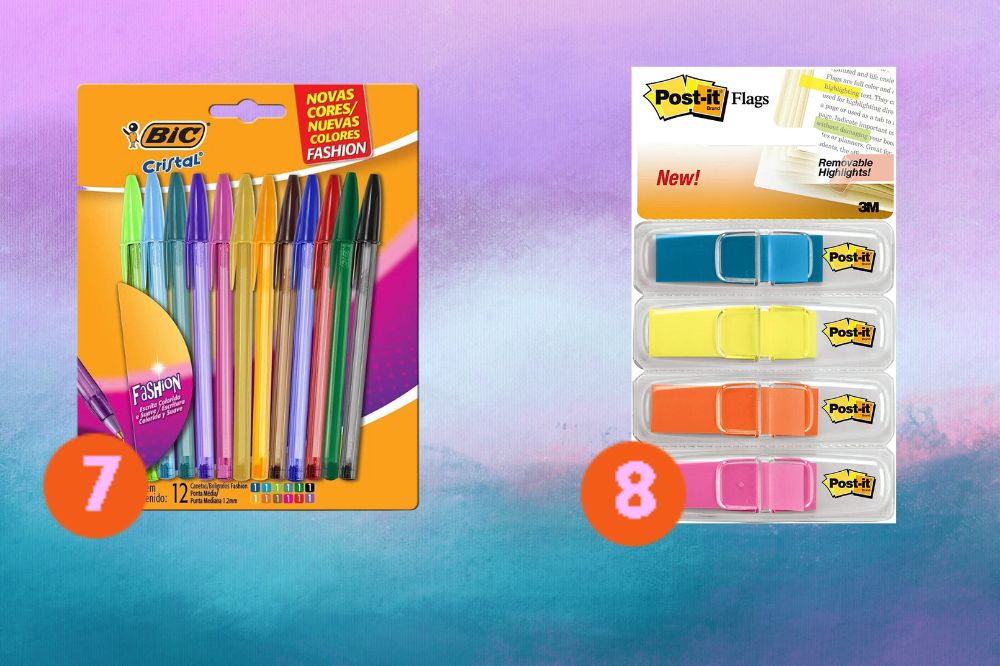 3 Em um fundo lilás e azul, tem um conjunto de canetas e um de post-it