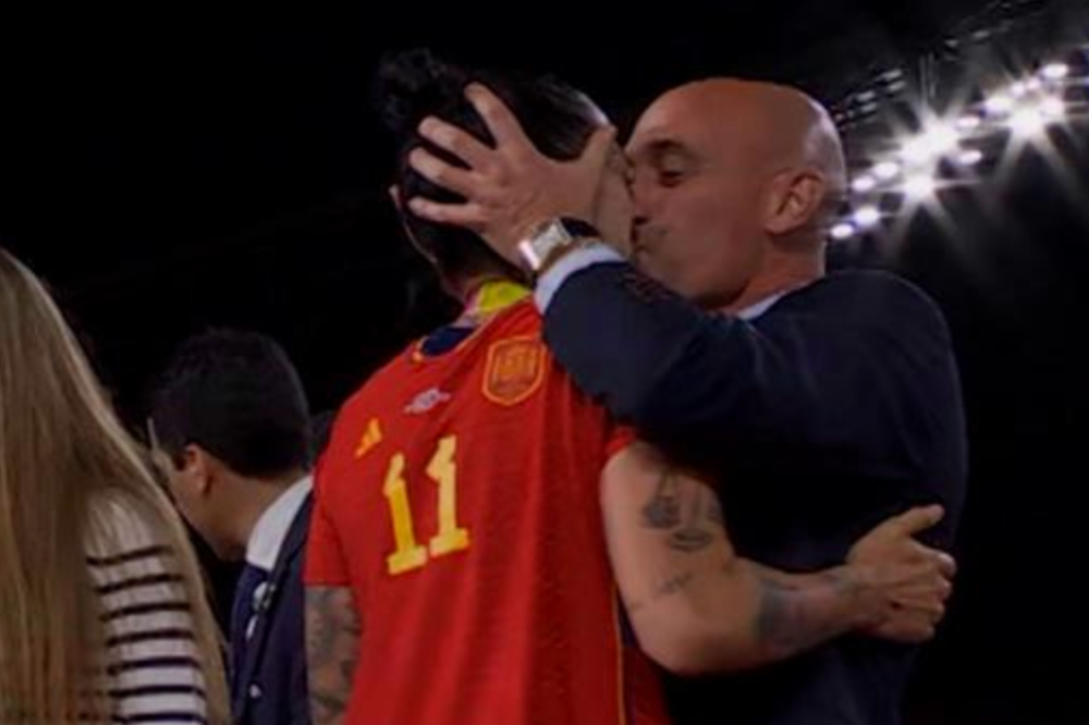 Dirigente dá beijo forçado em jogadora espanhola