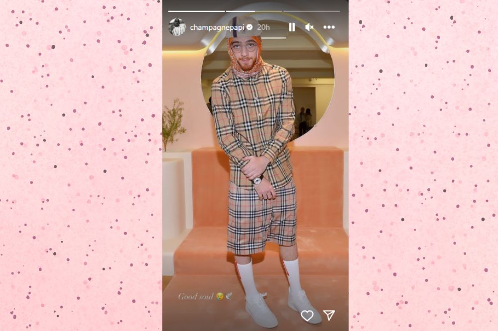Story de Drake em seu Instagram Print do Story de Drake em seu Instagram. Fundo rosa com estrelas douradas.