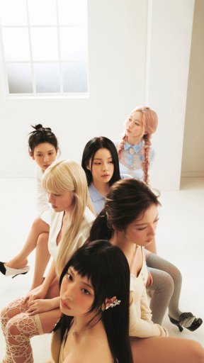 Seis mulheres jovens posam em um estúdio branco, empilhadas umas sobre as outras. A primeira, de cabelo preto e franja, olha para a câmera.