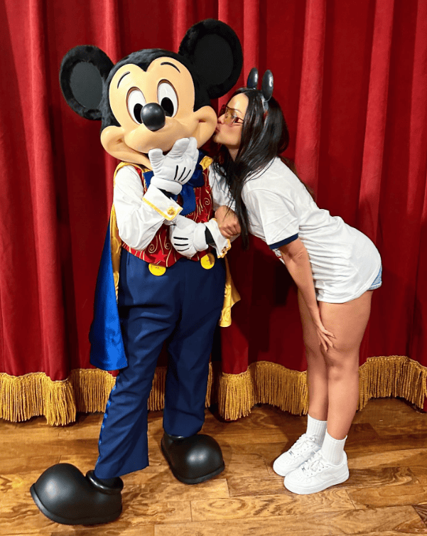 Juliette dando beijo no rosto do Mickey na Disney