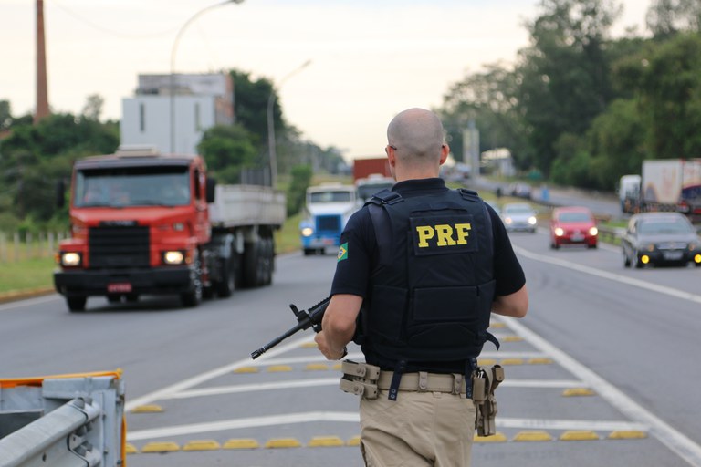 Policial da PRF de farda