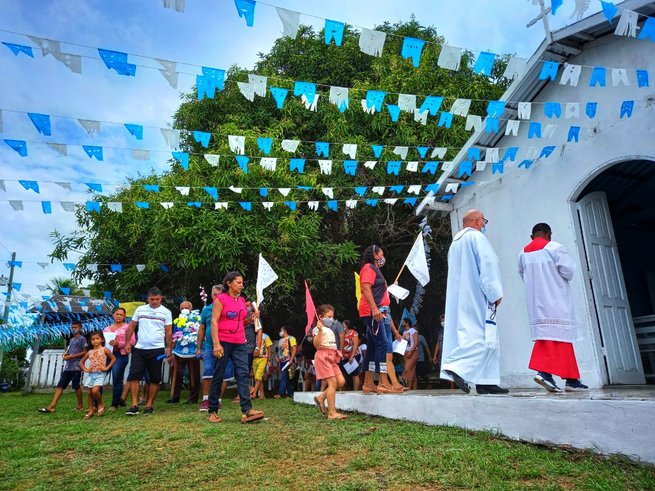 festa-carão Na imagem, aparecem pessoas entrando em uma capela branca.