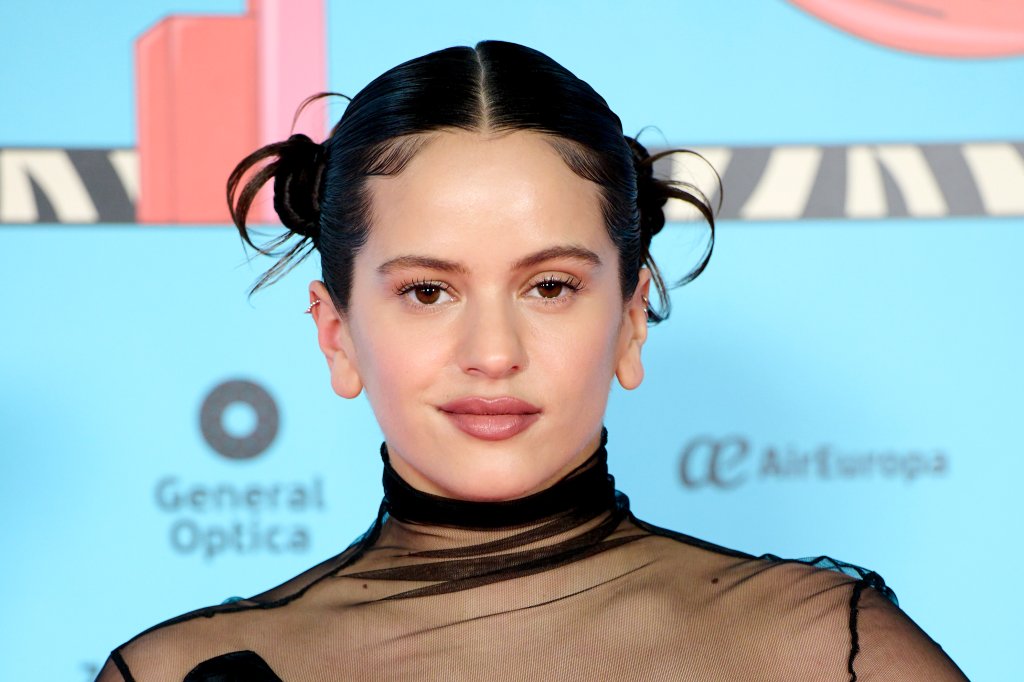 Rosalía no tapete vermelho do LOS40 Music Awards 2022 sorrindo levemente