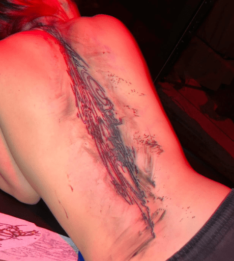 Nova tatuagem de Billie Eilish Costas cm rabiscos tatuados