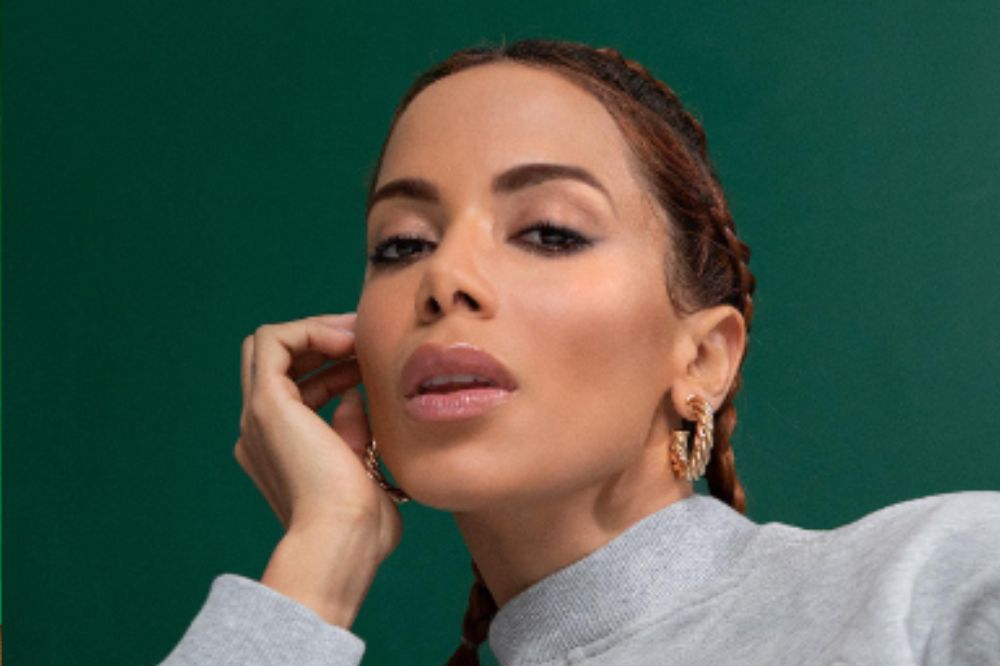 Imagem da cantora Anitta de trança e caracterizada para a sétima temporada de Elite