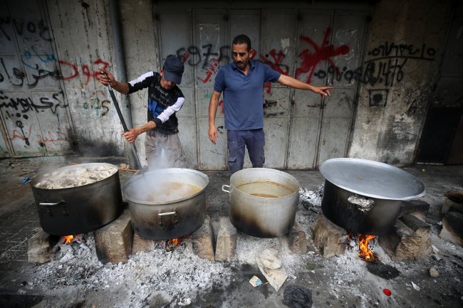 Israel x Palestina Pessoas cozinham com lenha