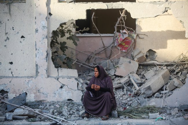 Crise humanitária em Gaza mulher sentada usa véu