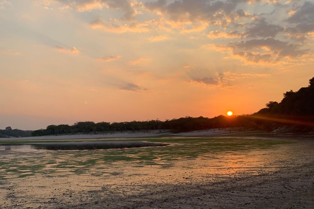 Por do sol e rio seco na Amazônia
