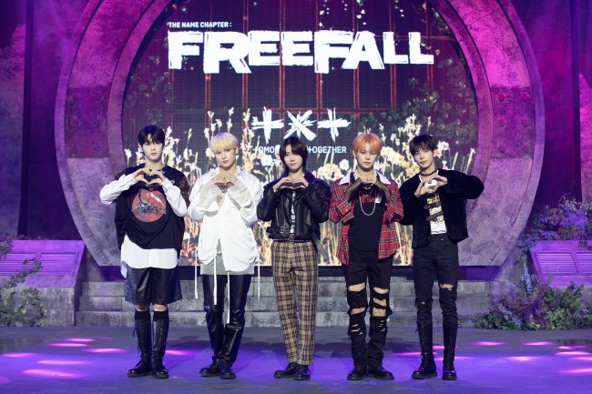 TXT THE NAME CHAPTER FREEFALL MEDIA SHOWCASE (4) Foto do grupo TXT durante a coletiva de imprensa do disco The Name Chapter: FREEFALL.
