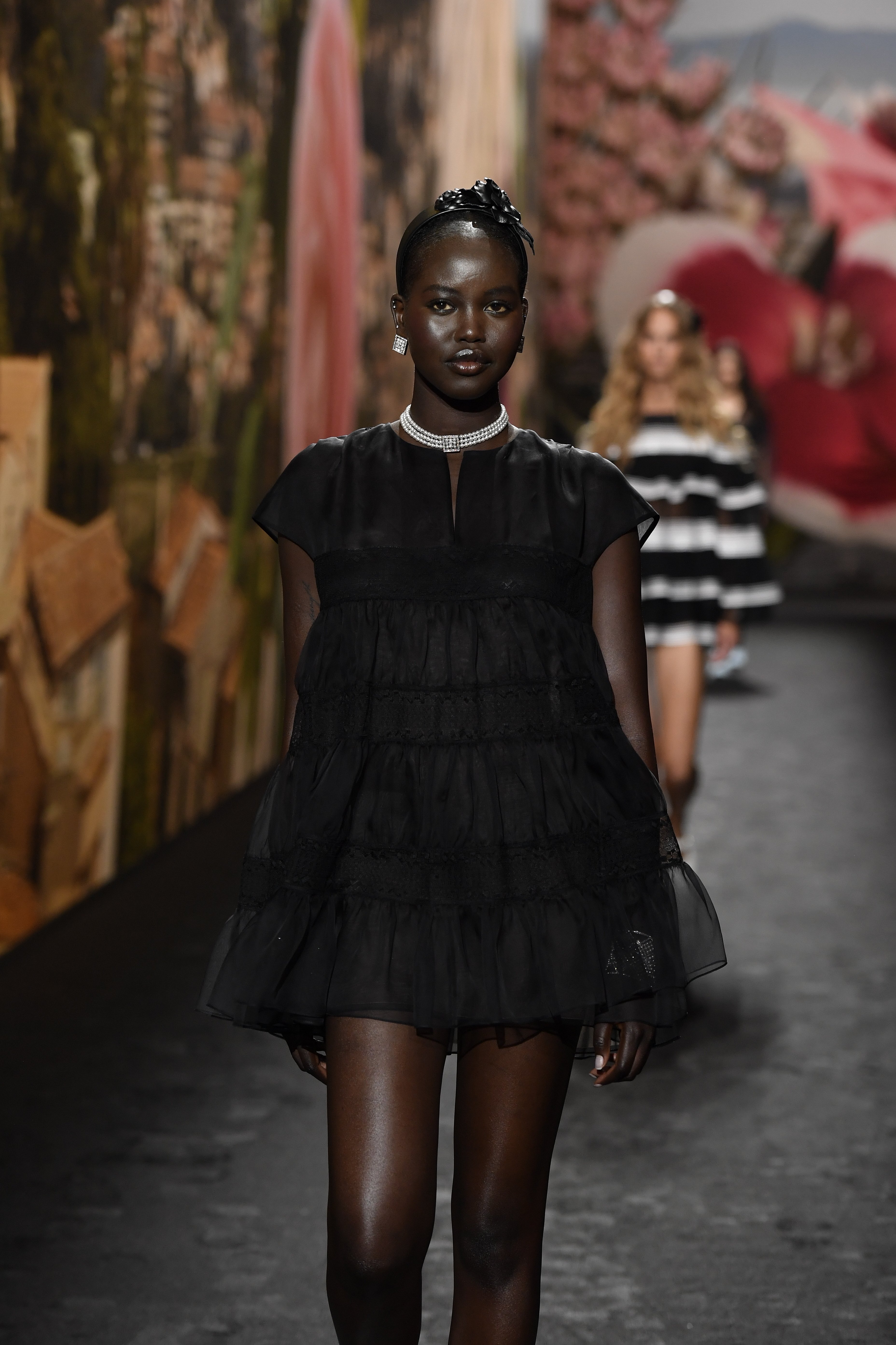Chanel Ready To Wear Spring 2024 – Runway Modelo Adut Akech no desfile da coleção de primavera-verão da Chanel na semana de moda de Paris